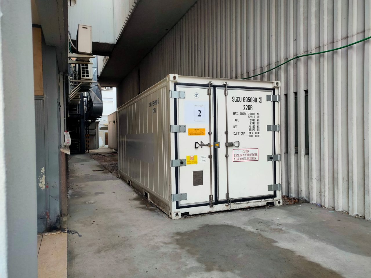 Aumentano i decessi, posizionato un container per le salme al Mater Salutis di Legnago