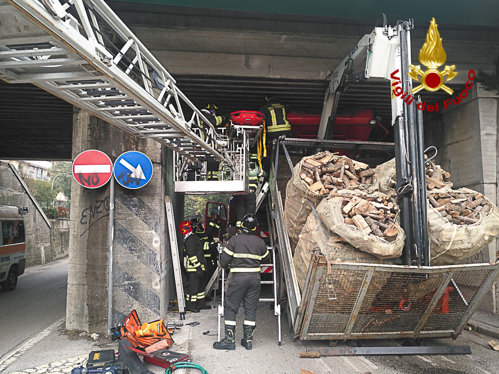 Camion si incastra sotto un ponte a Verona: autista liberato dai Vigili del Fuoco FOTO E VIDEO
