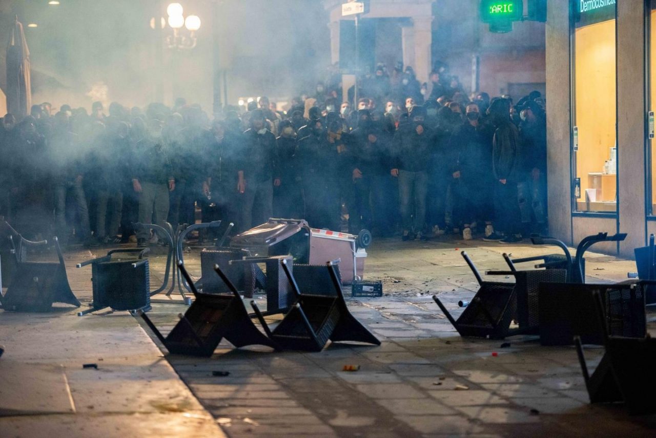 Guerriglia in Piazza Erbe: perquisizioni all'alba della Digos scaligera