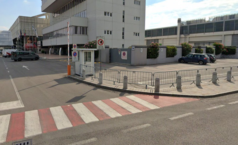 Investe un 72enne a Verona, scende per controllare e poi fugge: si cercano testimoni