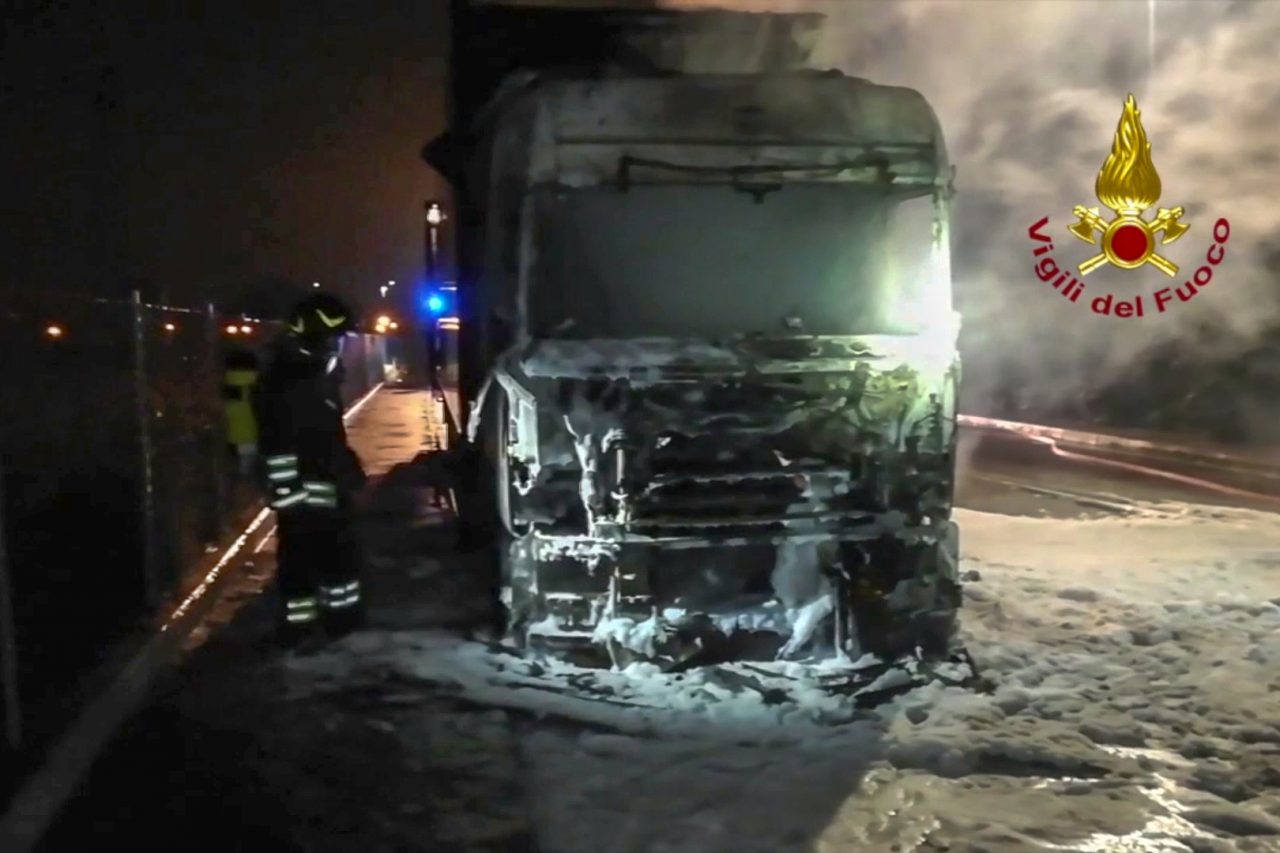 Camion in fiamme nel cuore della notte a Bussolengo FOTO E VIDEO
