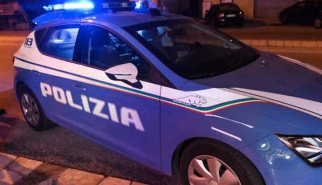 Occulta un bracciale d’oro negli slip e aggredisce gli agenti: 24enne pregiudicato arrestato