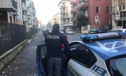 Aggredisce gli agenti con calci e pugni per scappare dal controllo