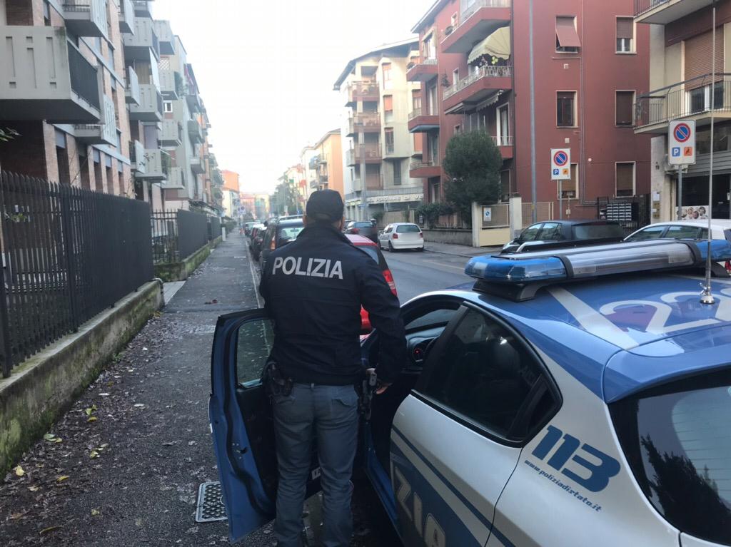 Aggredisce gli agenti con calci e pugni per scappare dal controllo