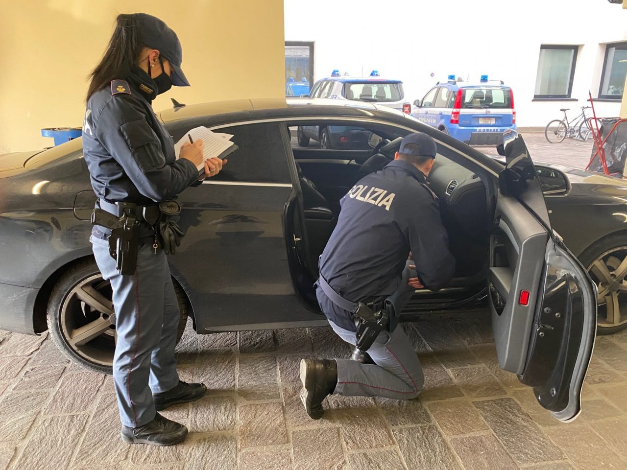 Violano il coprifuoco viaggiando con arnesi atti allo scasso: bloccati nella notte