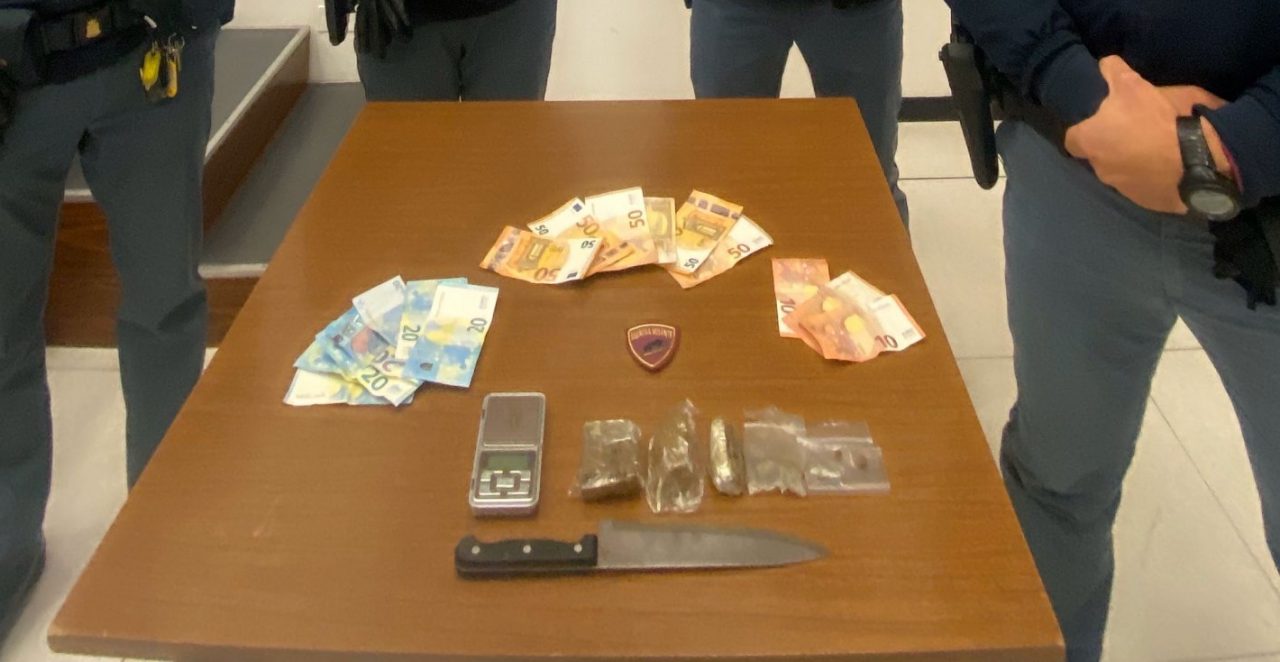 Trema vistosamente durante il controllo: in tasca aveva della droga e dell’altra era ben nascosta in casa