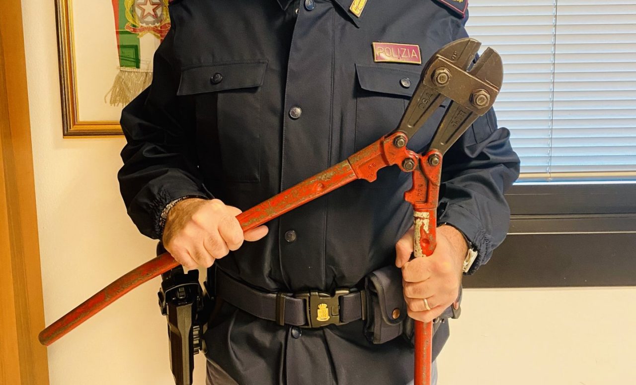 Fermato mentre si aggira con strumenti atti allo scasso a Borgo Roma