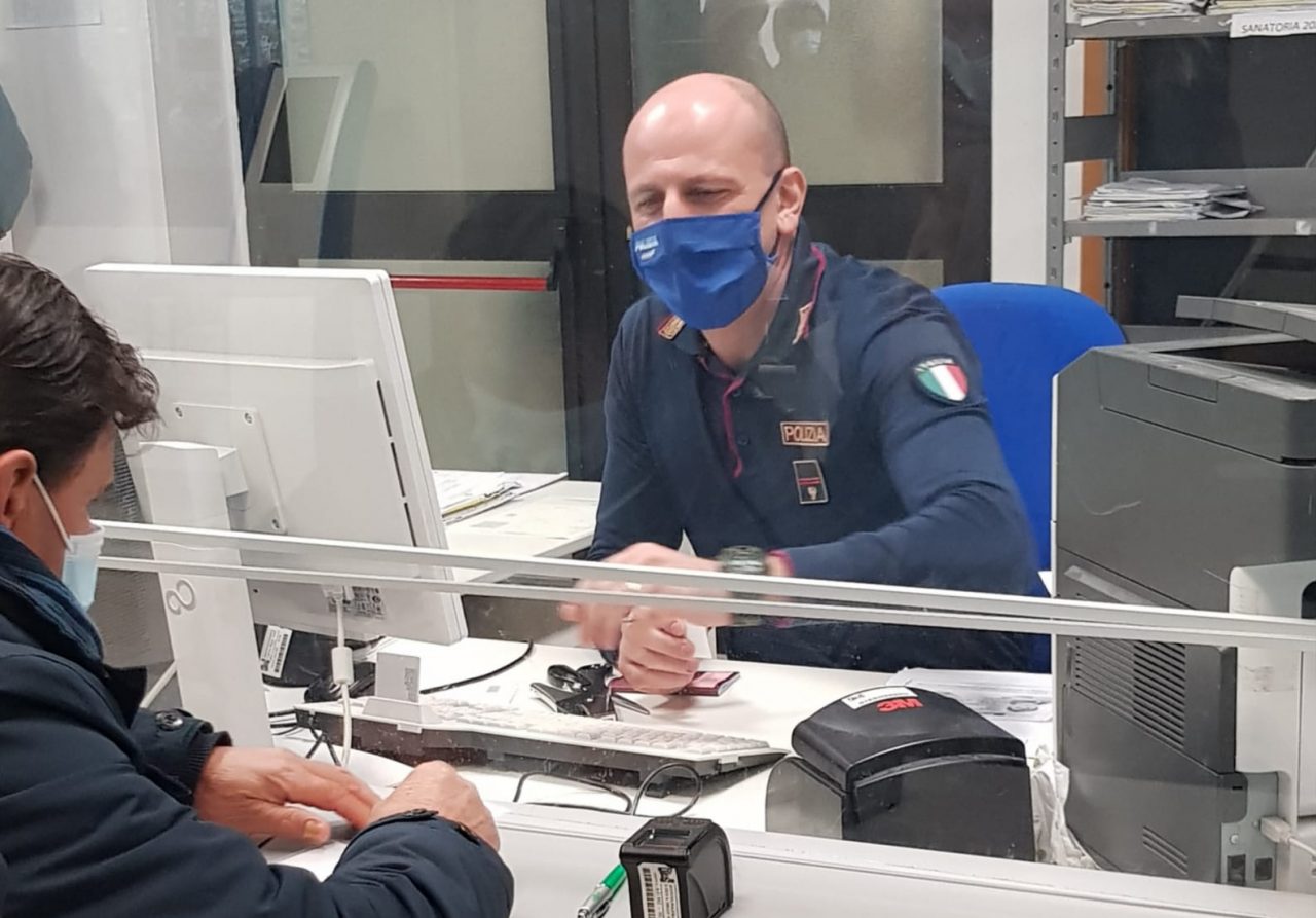 Si presenta in Questura per il rilascio del permesso di soggiorno ma il passaporto è falso