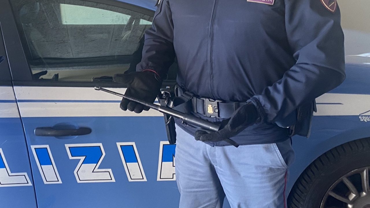 Evade dai domiciliari a bordo di un motociclo rubato e causa un incidente