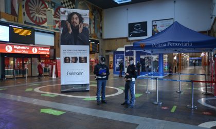 Si scaglia contro gli agenti tirando calci e pugni per evitare il controllo in stazione