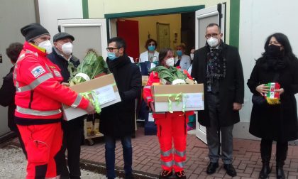 Prodotti del territorio in dono al personale del Magalini FOTO