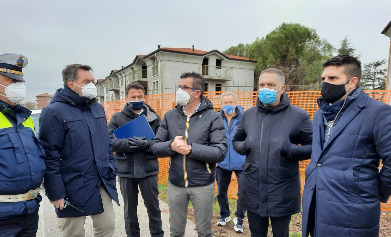 Cantiere abbandonato in Via Cernisone: proprietà non collabora, pronte le misure pesanti
