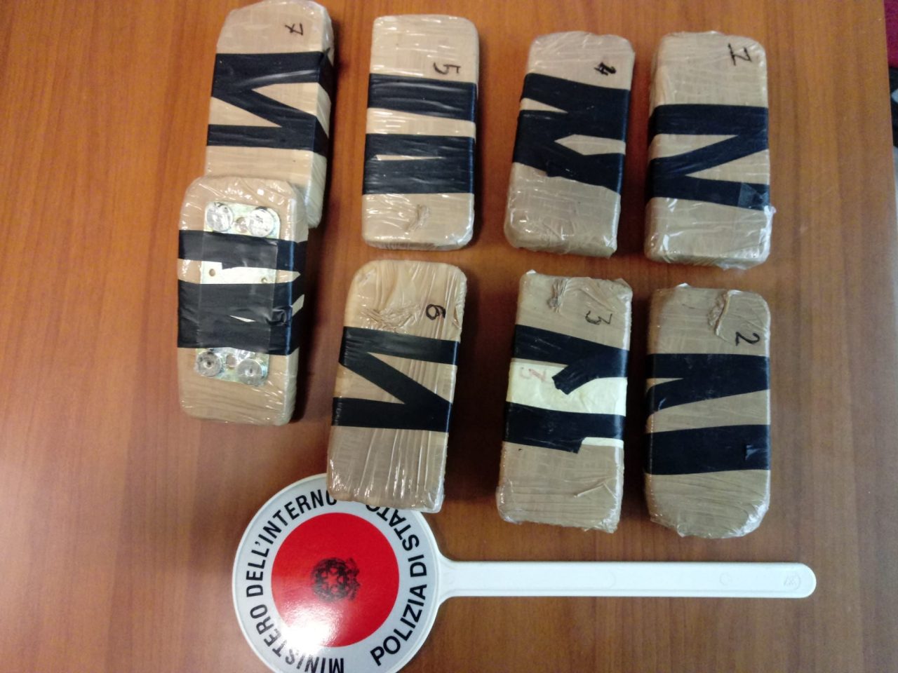 Arrestato corriere della droga, scoperto il nascondiglio stupefacente nella macchina