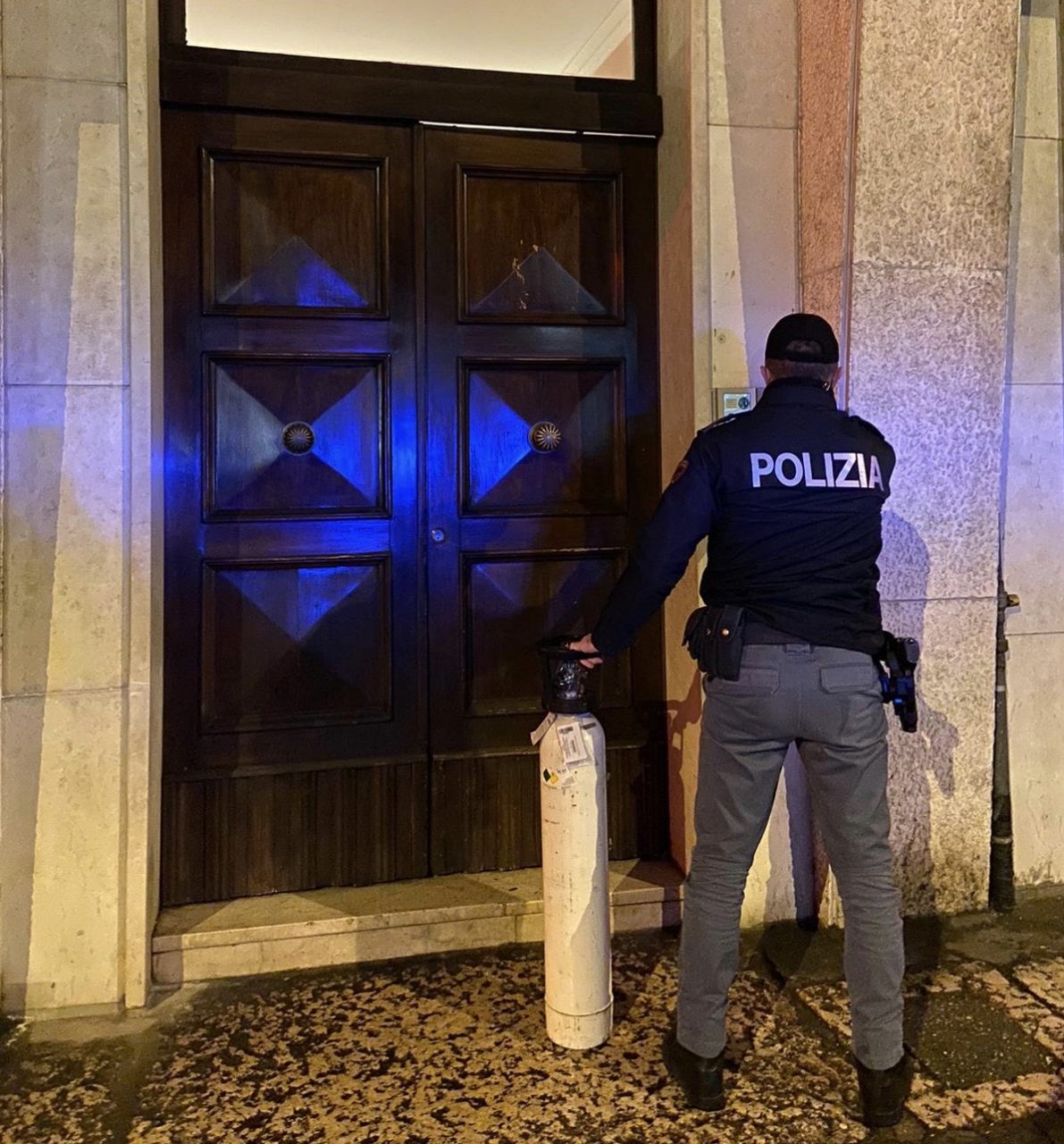 Anziano solo e con difficoltà respiratorie chiama il 113: gli agenti gli portano la bombola di ossigeno