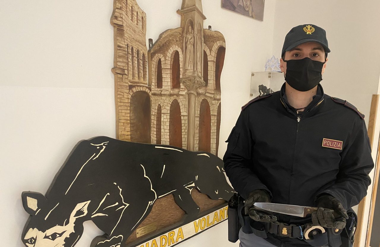 Cerca di colpire con un coltello da cucina il nuovo compagno della sua ex