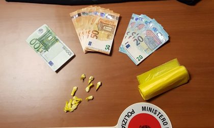 Viavai di persone in via Longhena: scattano i controlli, pusher beccato mentre cede la droga