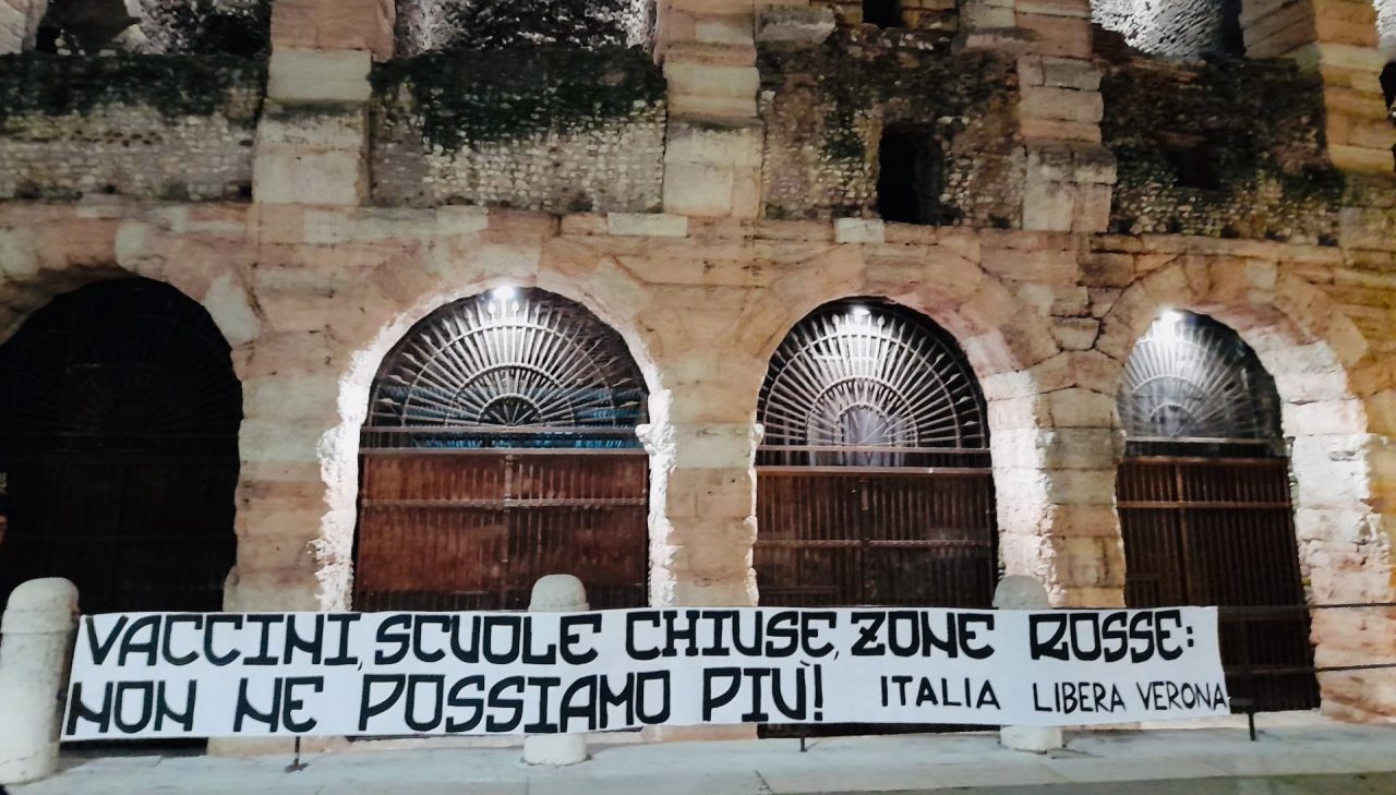 Arena di Verona, striscione appeso da “Italia Libera” nella notte: “Contro la tirannia sanitaria”