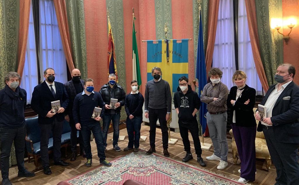 Asta benefica del libro autografato da Elkjaer: il ricavato consegnato all’attività “Il Mangiabottoni”