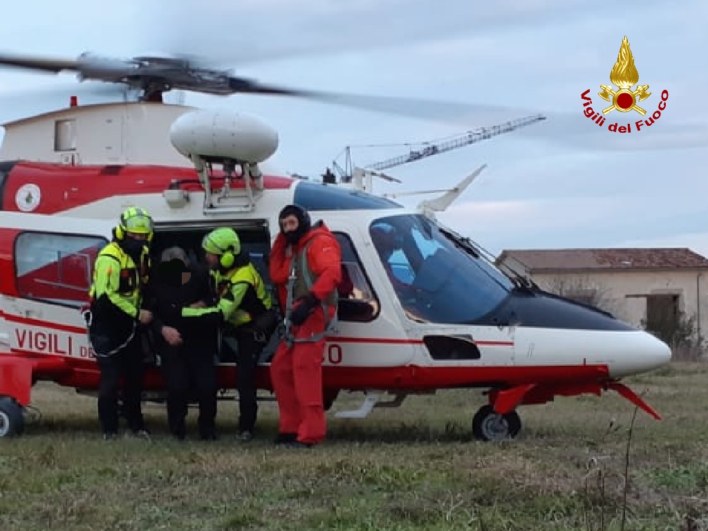 Anziano perde l’orientamento tornando a casa in auto, ritrovato dopo un giorno dai pompieri
