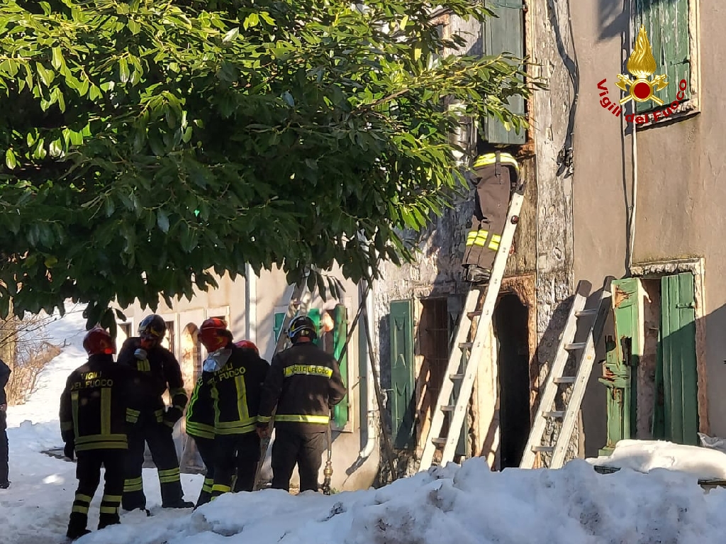 Incendio a Roverè Veronese: i pompieri trovano un uomo morto sotto le macerie