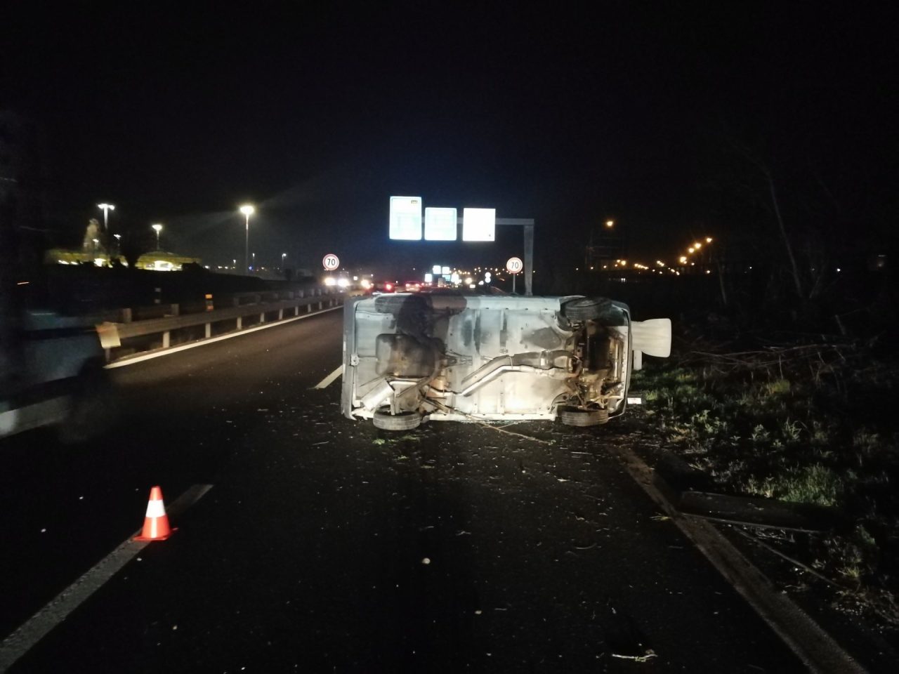 Ubriaca alla guida provoca un incidente in Tangenziale e si ribalta con l’auto