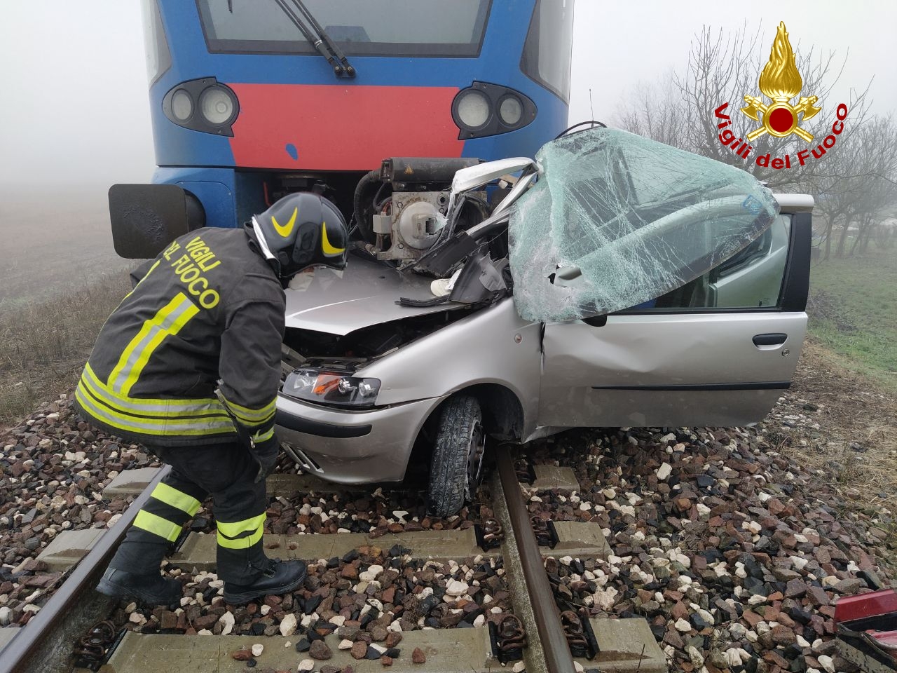 Tragedia sfiorata a Legnago: l’auto resta bloccata sui binari, scendono prima che il treno li travolga FOTO