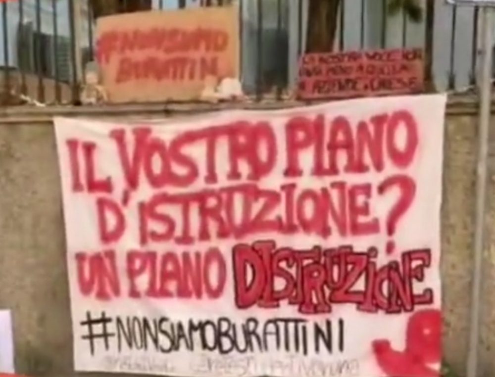 Rinvio del rientro in classe, gli studenti protestano a Verona: “Non siamo burattini”