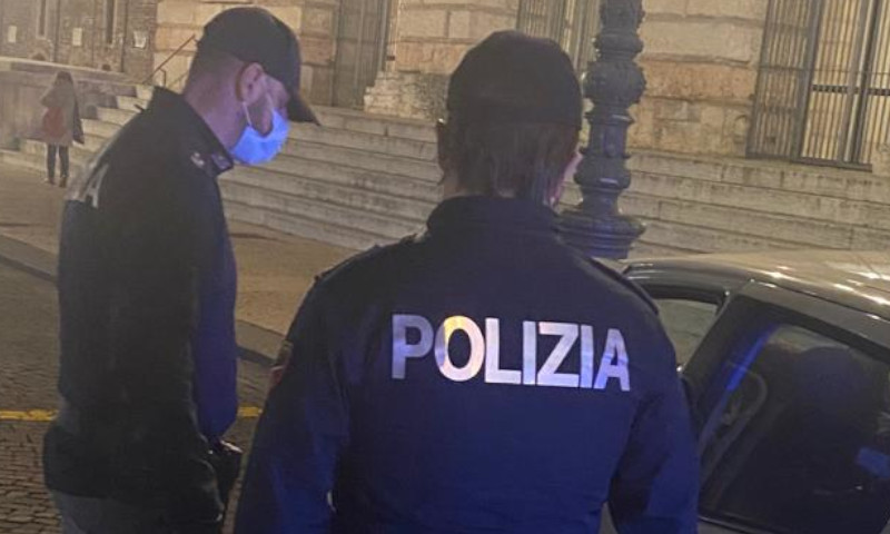 Il fattorino gli consegna la pizza a casa ma lui lo picchia e gli ruba l’auto