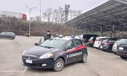 Vuole denaro e smartphone, 27enne lancia una bicicletta addosso a un malcapitato