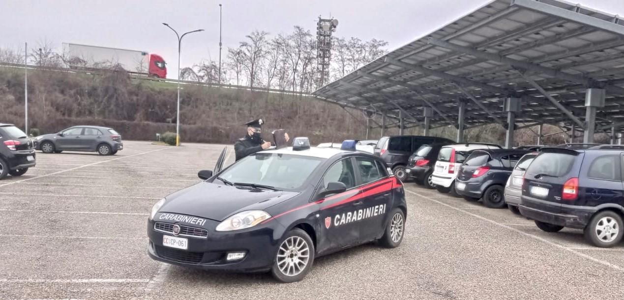 Vuole denaro e smartphone, 27enne lancia una bicicletta addosso a un malcapitato