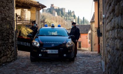 Maltratta la mamma per ottenere i soldi per acquistare la droga