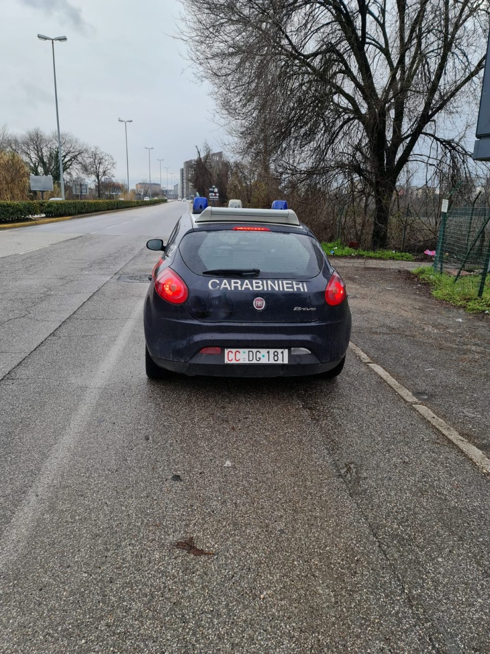 Dopo il furto nell’abitazione vengono inseguiti in auto dai Carabineri