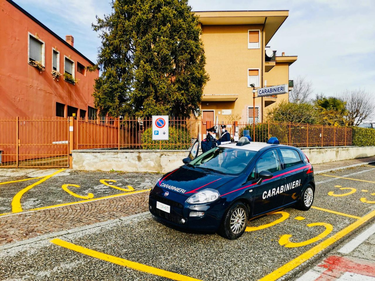 Ubriaco pretende di accedere nel locale nonostante l’orario di chiusura