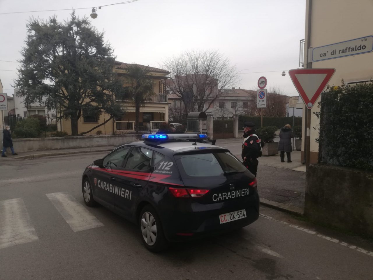 Non si ferma all’Alt e scappa a tutta velocità finendo contro il muro di una casa
