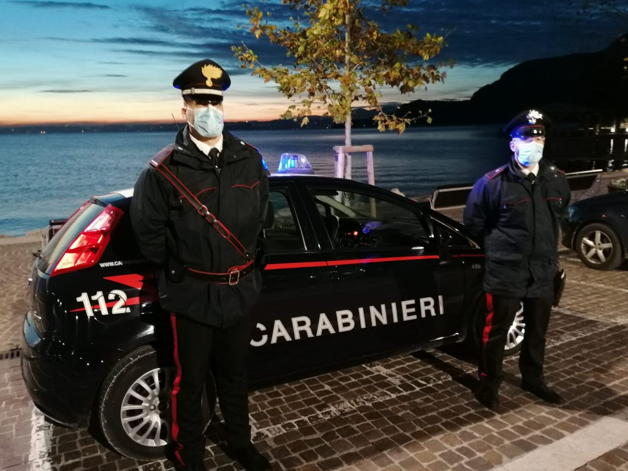 Ubriaco e senza scarpe ruba un’auto e poi l’abbandona in un vialetto