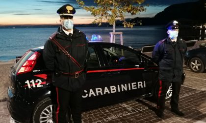 Ubriaco e senza scarpe ruba un'auto e poi l'abbandona in un vialetto