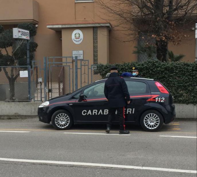 Era ai domiciliari, ma lo trovano fuori casa con altri pregiudicati: 44enne arrestato