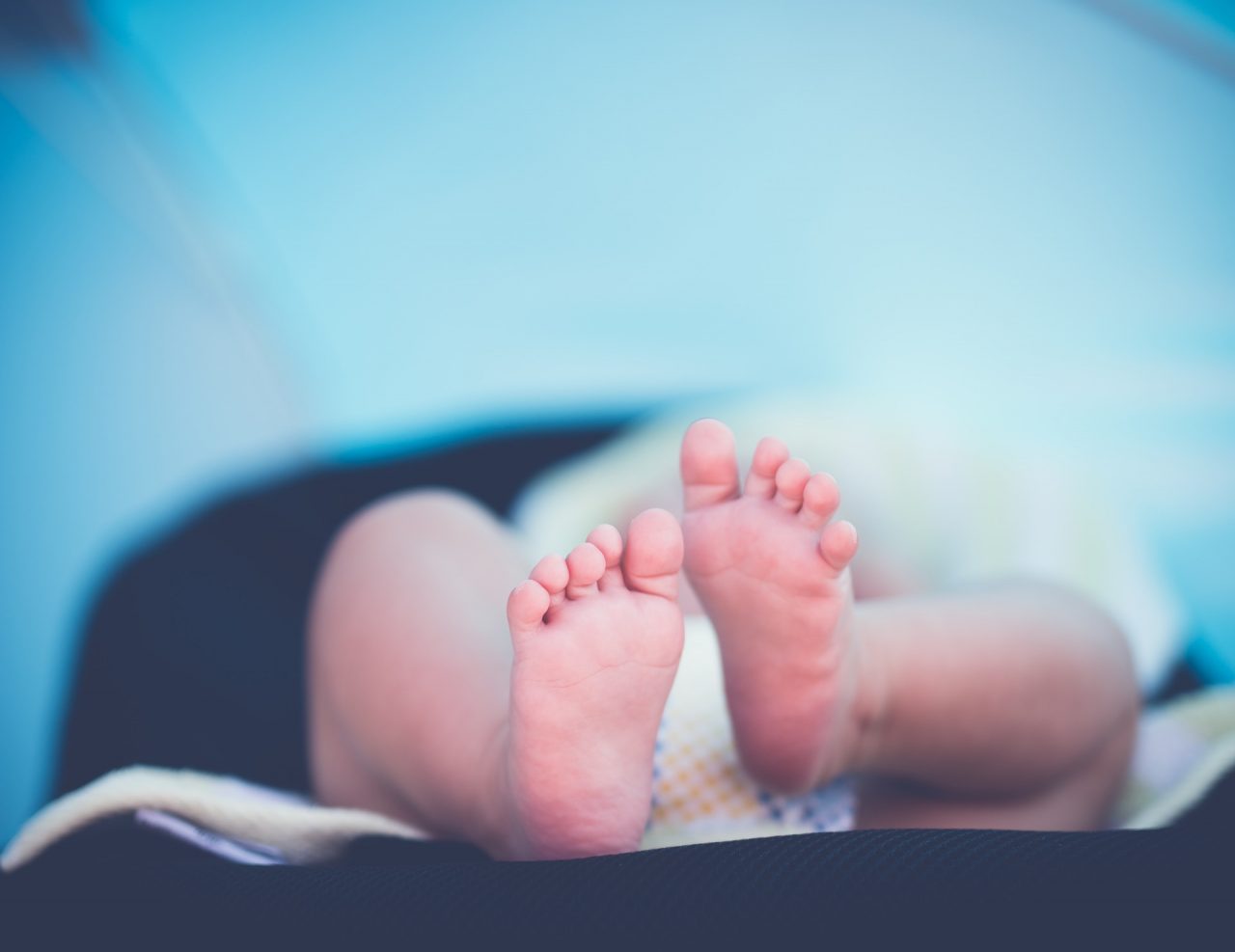 Il bimbo ha fretta di nascere, la mamma partorisce in casa