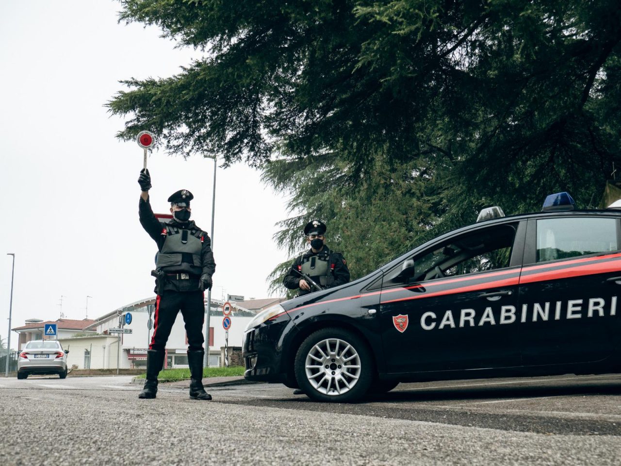 Tentano un furto su un’auto poi i Carabinieri li trovano a una festa con 11 ragazzi