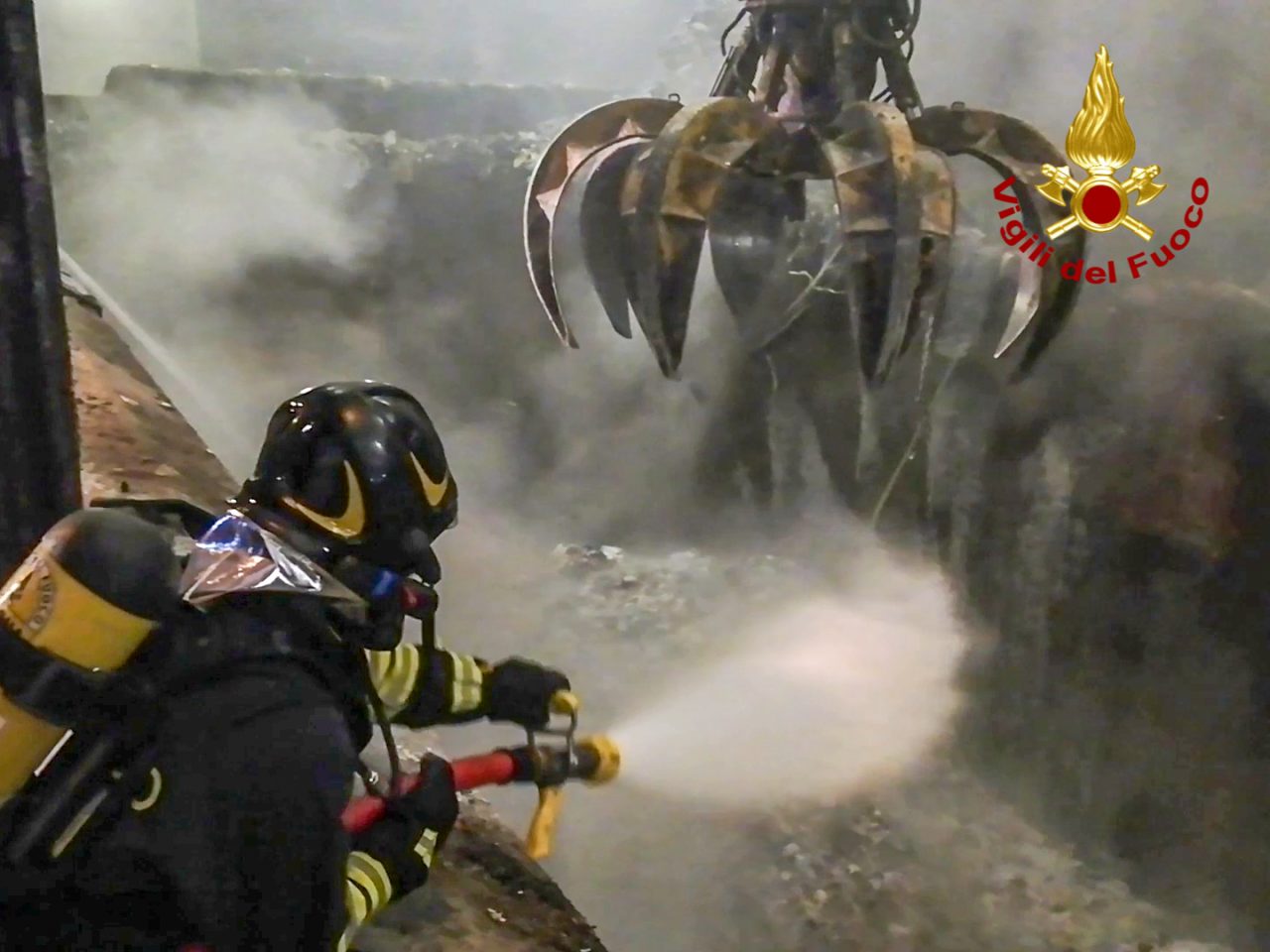 Incendio rifiuti in un termovalorizzatore di Cà del Bue FOTO E VIDEO