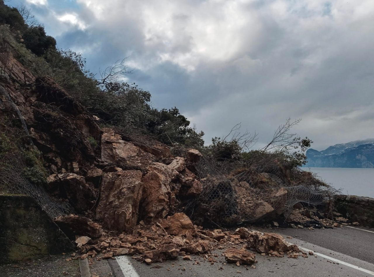 Frana sulla Gardesana: bus sostitutivo e battello sulla linea Riva-Malcesine
