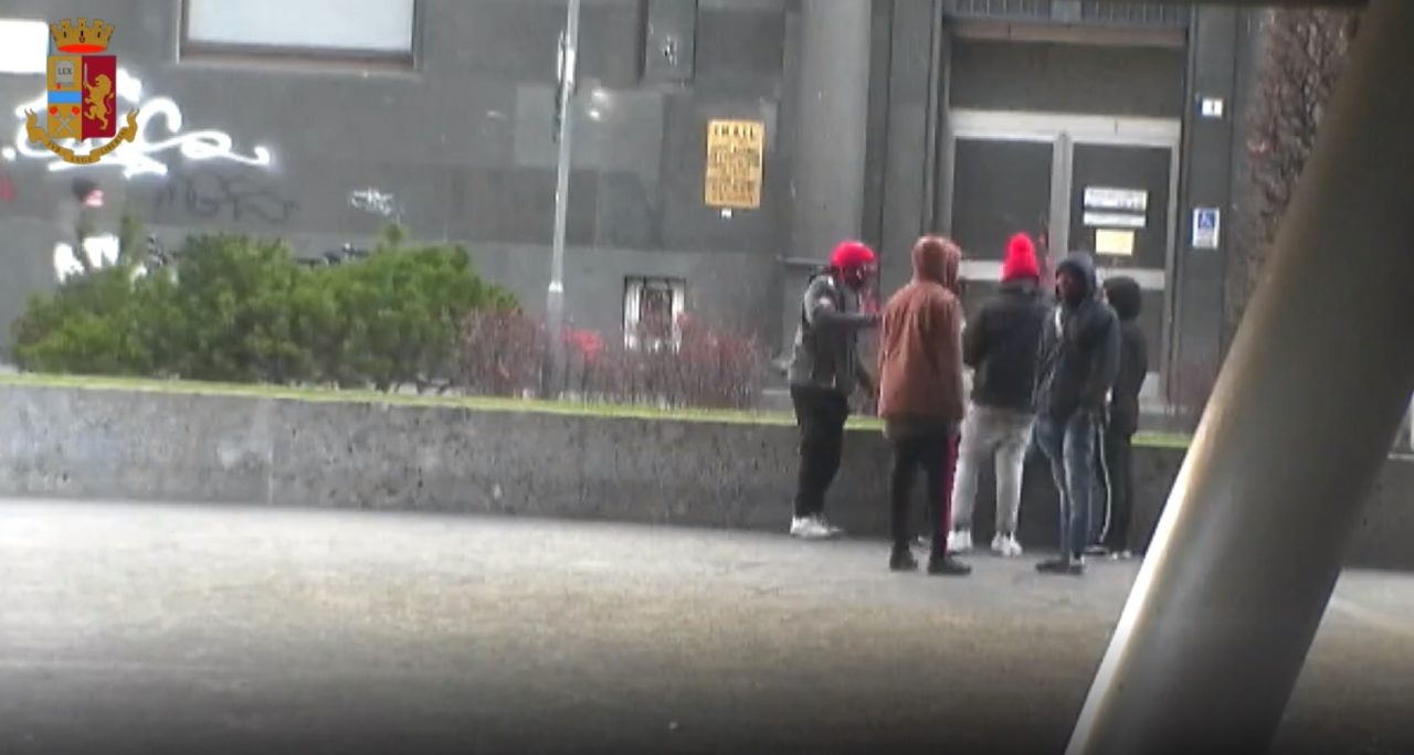 Traffico di droga, il video del blitz all’alba: 16 arresti