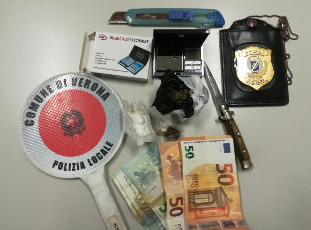 Pusher scoperto dagli agenti tenta la fuga correndo in mezzo al traffico a Verona