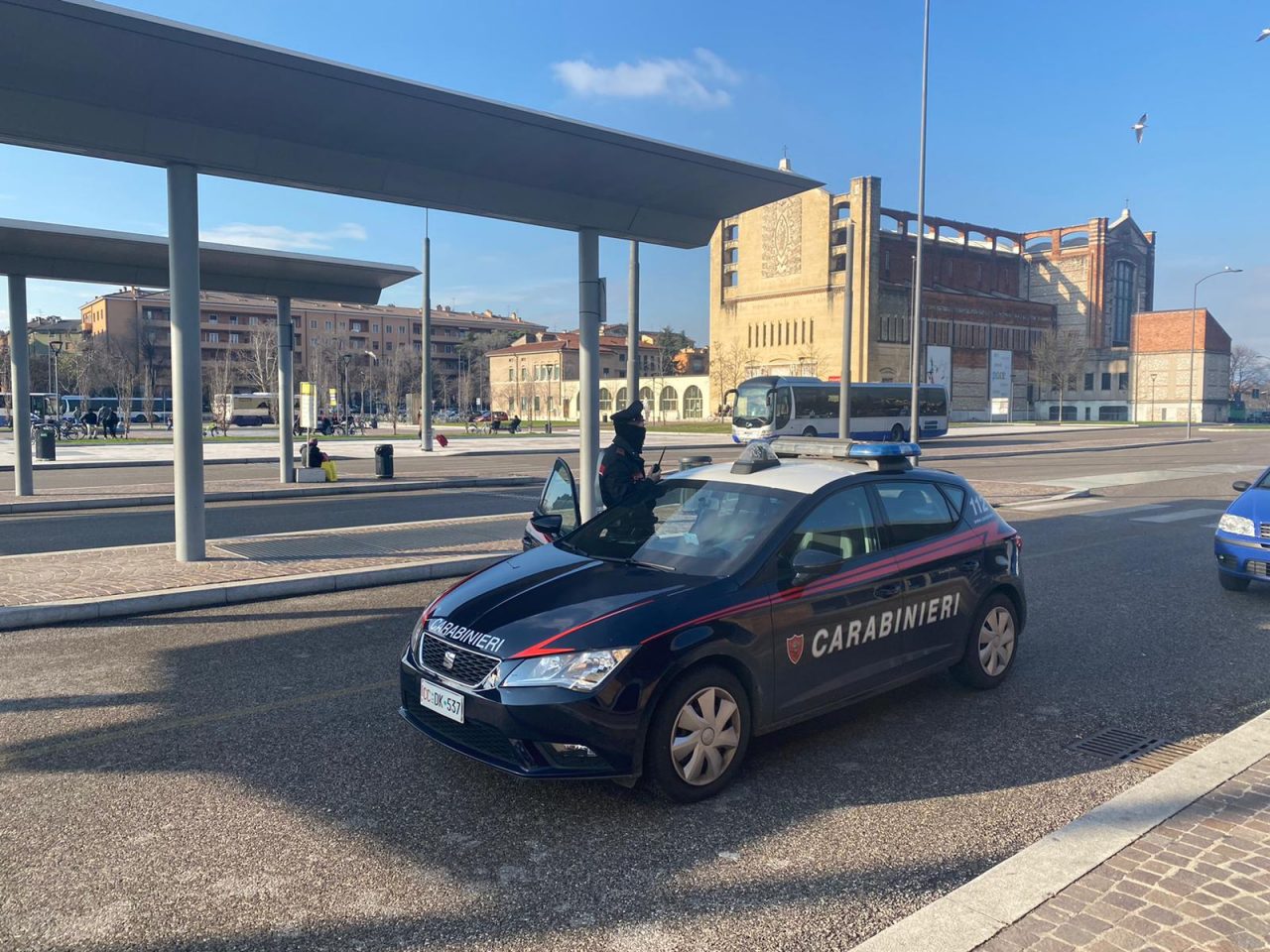 Chiede a un passeggero sull’autobus di cambiargli 50 euro ma lo rapina