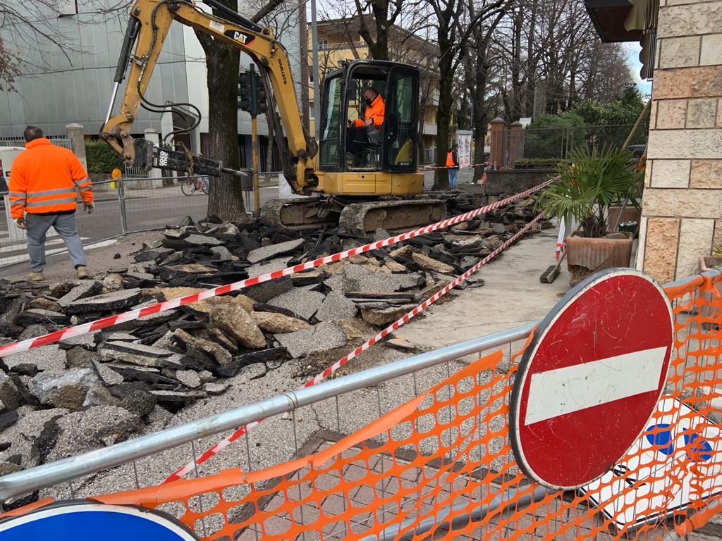 Marciapiedi di Via Manzoni, sono iniziati i lavori di sistemazione
