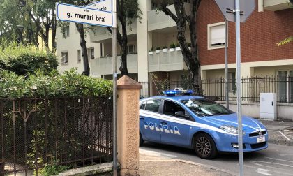 Ubriaco e senza mascherina minaccia di morte gli agenti e li aggredisce