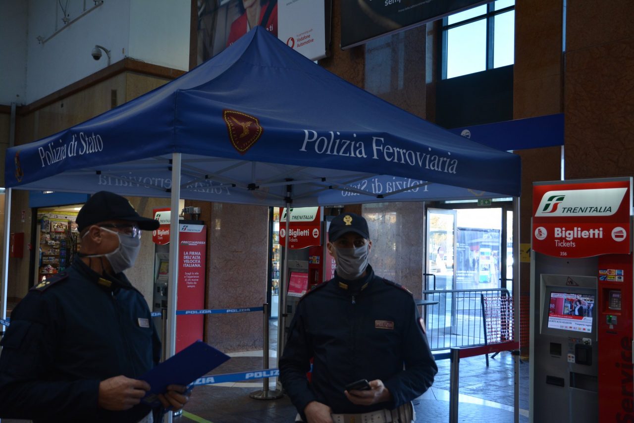 Fermato per un controllo in stazione esibisce una carta di identità falsa