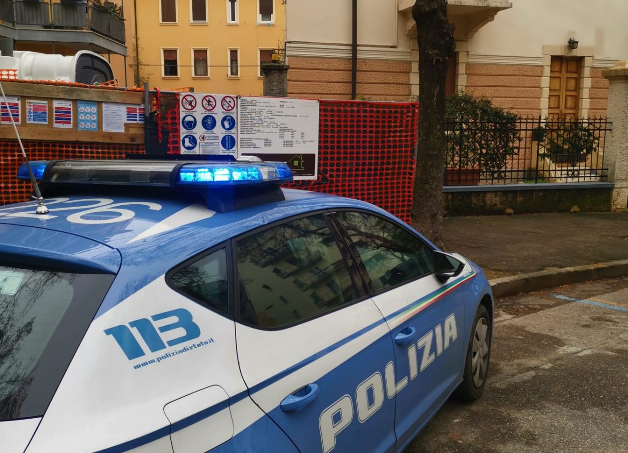 Minaccia gli operai e colpisce un camion con un cavalletto in ferro