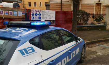 Minaccia gli operai e colpisce un camion con un cavalletto in ferro