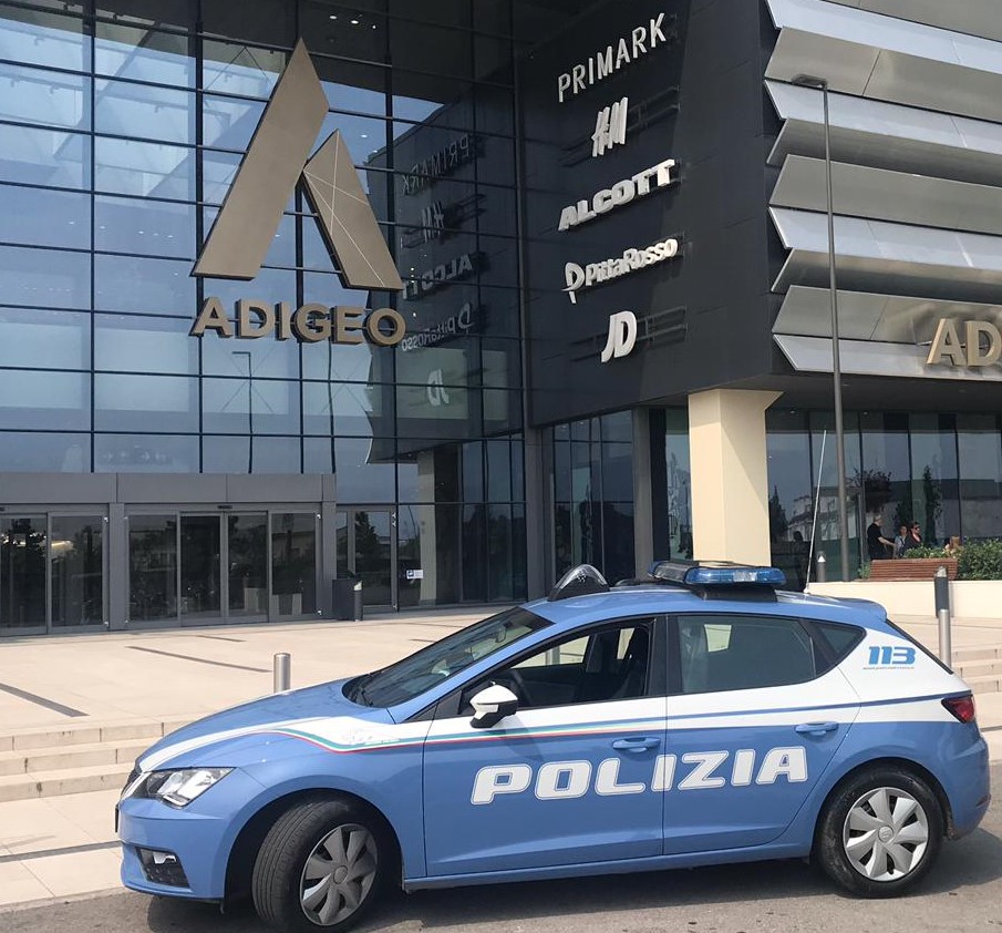 Nasconde il giubbotto sotto a quello che sta indossando e tenta la fuga dall’Adigeo